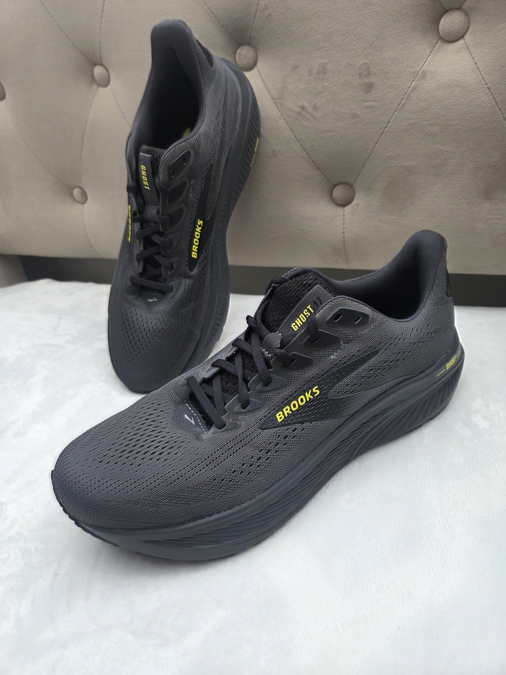 Brooks Ghost 17 Men's 11 Wide 2E Ebony Black Yellow Running Shoes